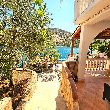 Apartments Carmen Vinišće Eksteriør bilde