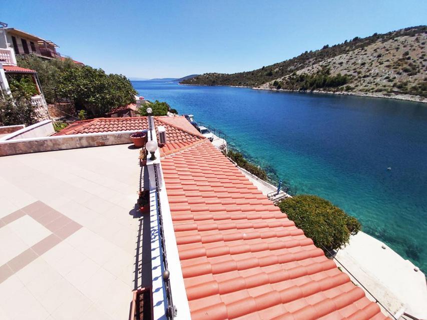 Apartments Carmen Vinišće Eksteriør bilde