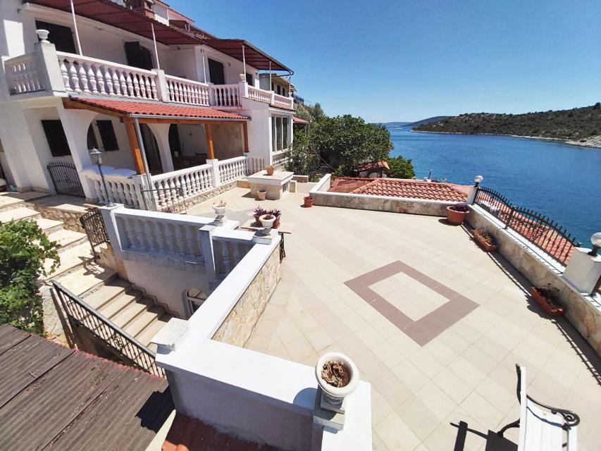 Apartments Carmen Vinišće Eksteriør bilde