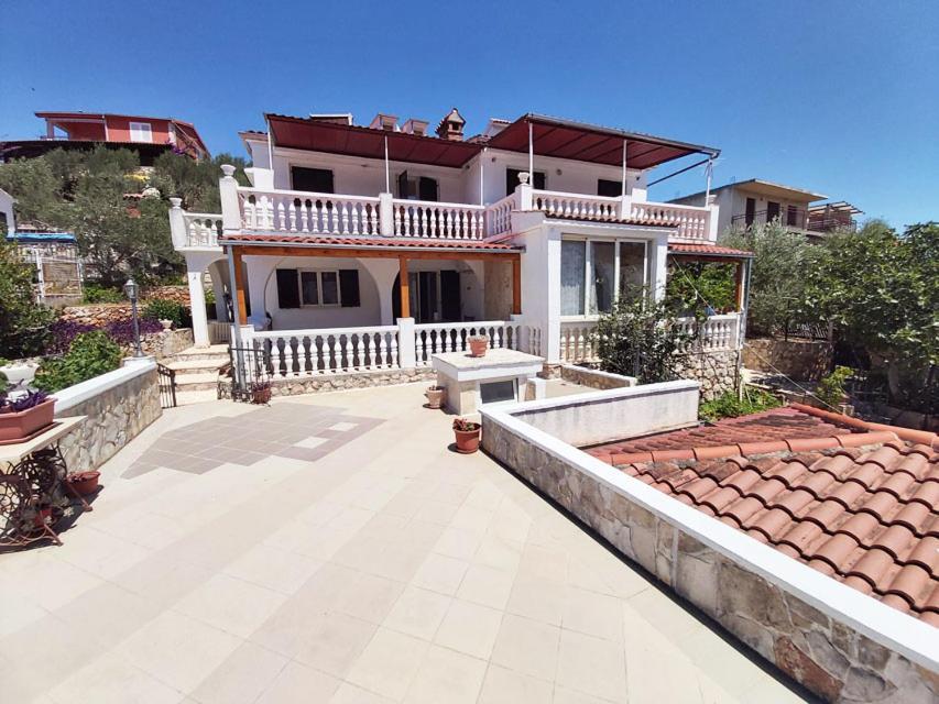Apartments Carmen Vinišće Eksteriør bilde