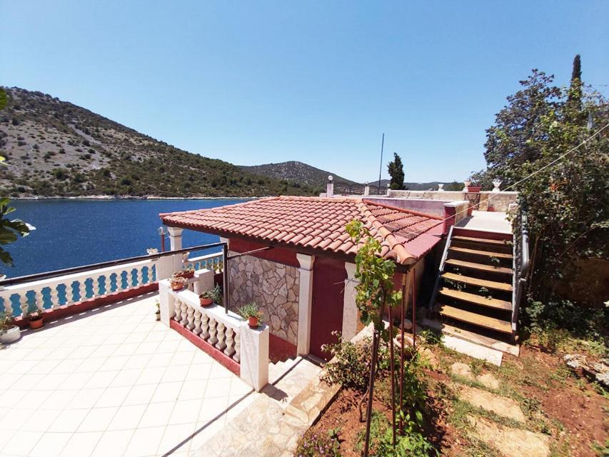 Apartments Carmen Vinišće Eksteriør bilde