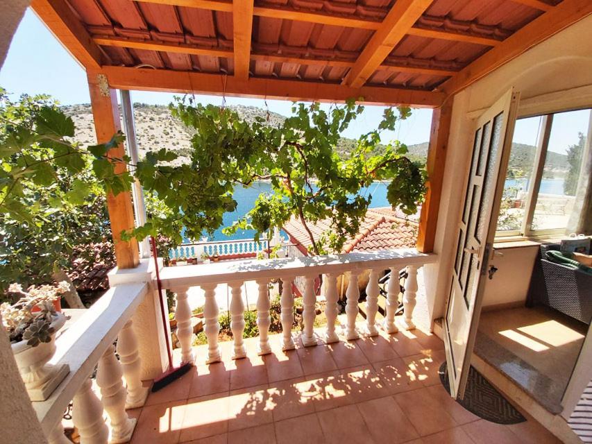 Apartments Carmen Vinišće Eksteriør bilde