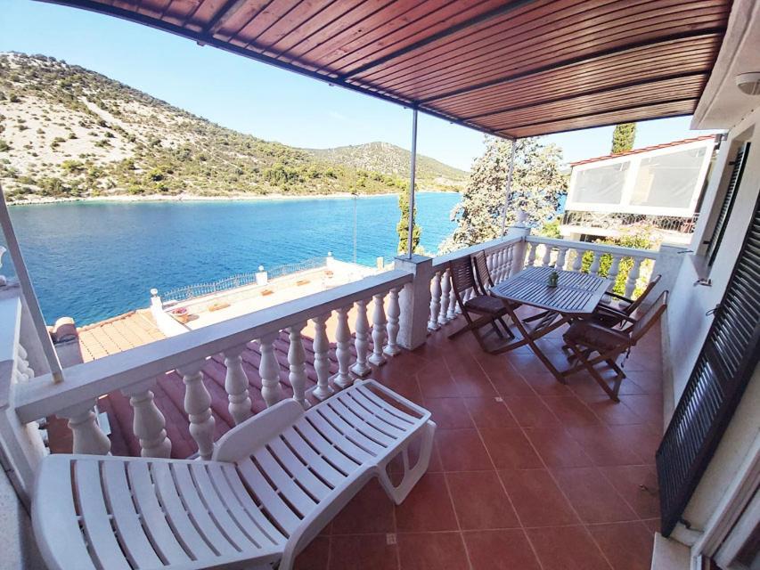 Apartments Carmen Vinišće Eksteriør bilde