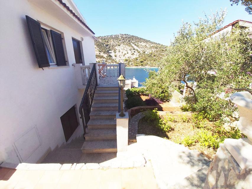 Apartments Carmen Vinišće Eksteriør bilde