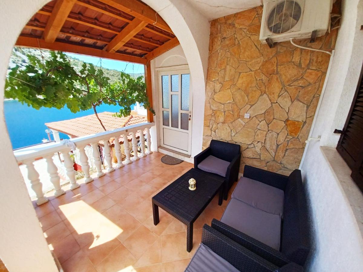 Apartments Carmen Vinišće Eksteriør bilde