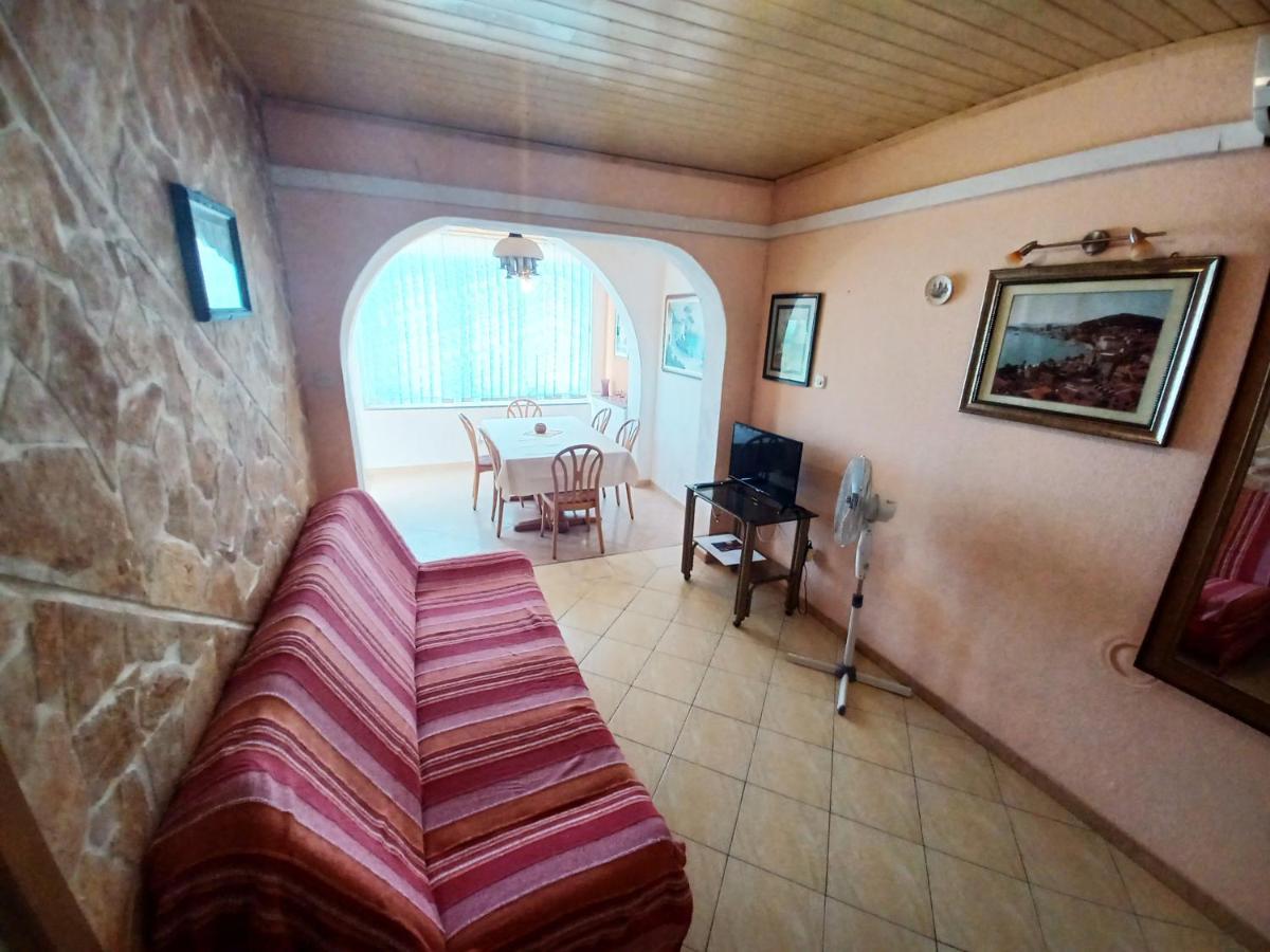 Apartments Carmen Vinišće Eksteriør bilde