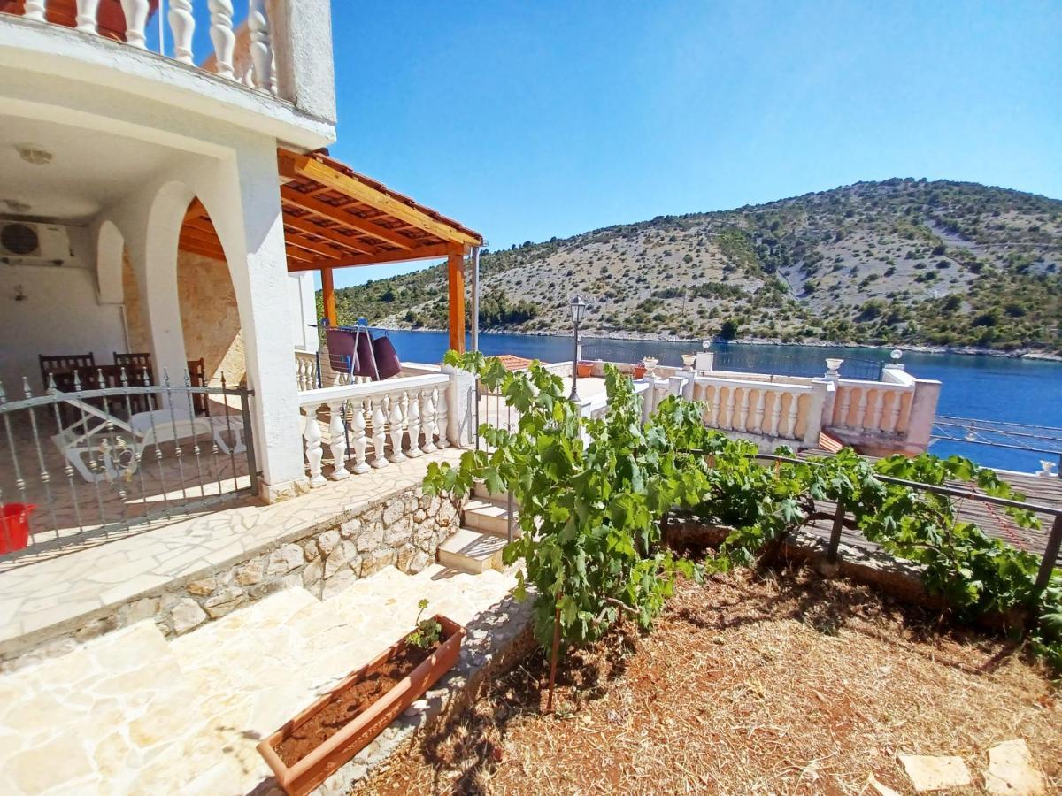 Apartments Carmen Vinišće Eksteriør bilde