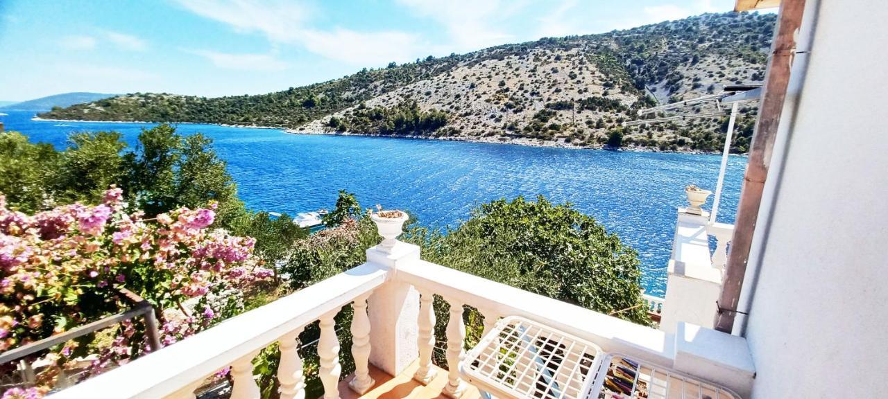 Apartments Carmen Vinišće Eksteriør bilde