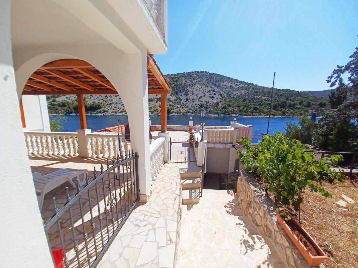 Apartments Carmen Vinišće Eksteriør bilde