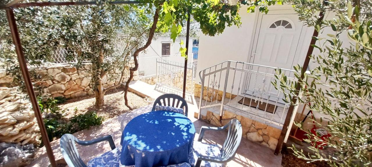 Apartments Carmen Vinišće Eksteriør bilde