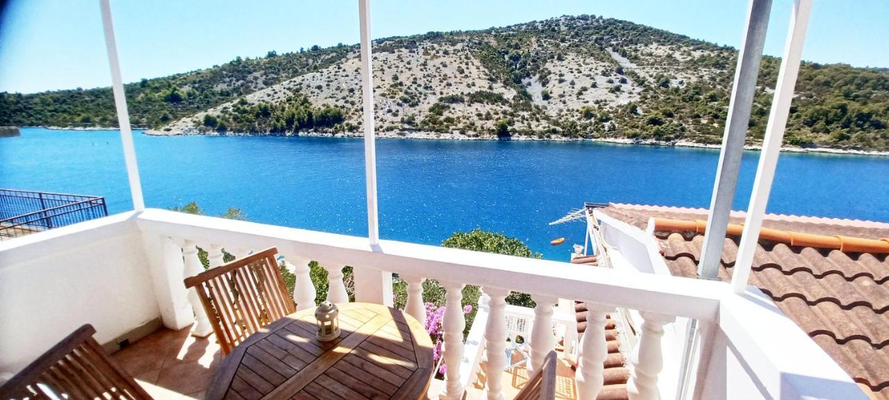 Apartments Carmen Vinišće Eksteriør bilde