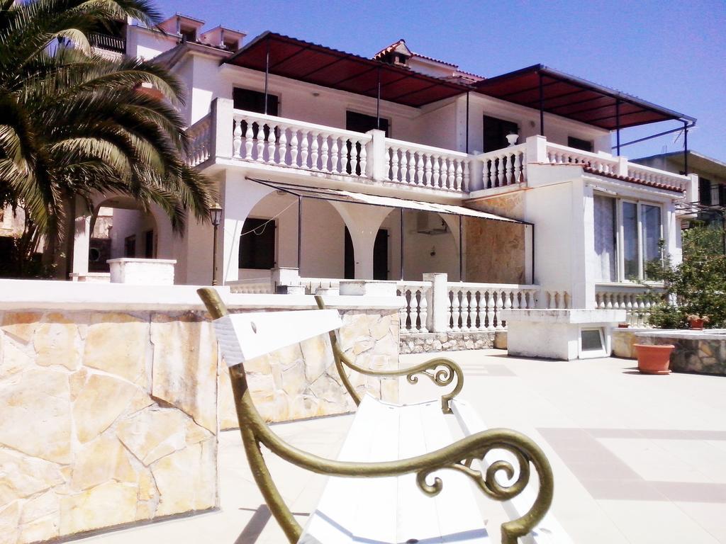Apartments Carmen Vinišće Rom bilde