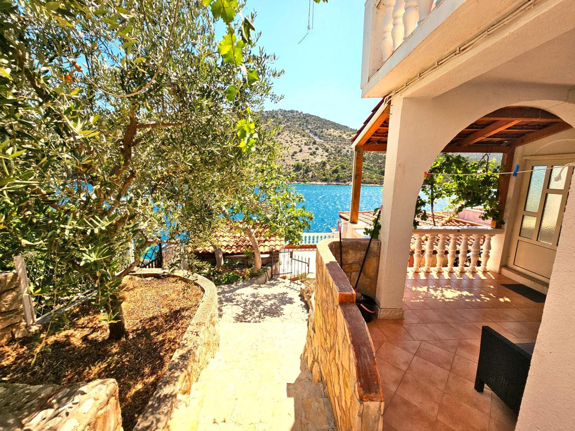Apartments Carmen Vinišće Eksteriør bilde
