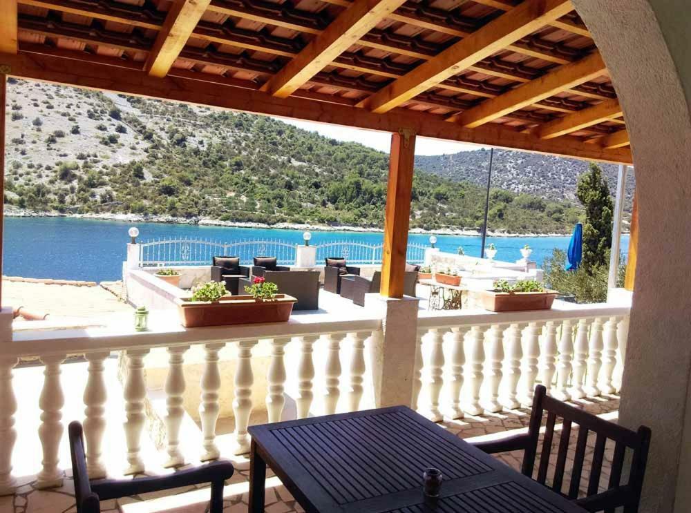 Apartments Carmen Vinišće Eksteriør bilde