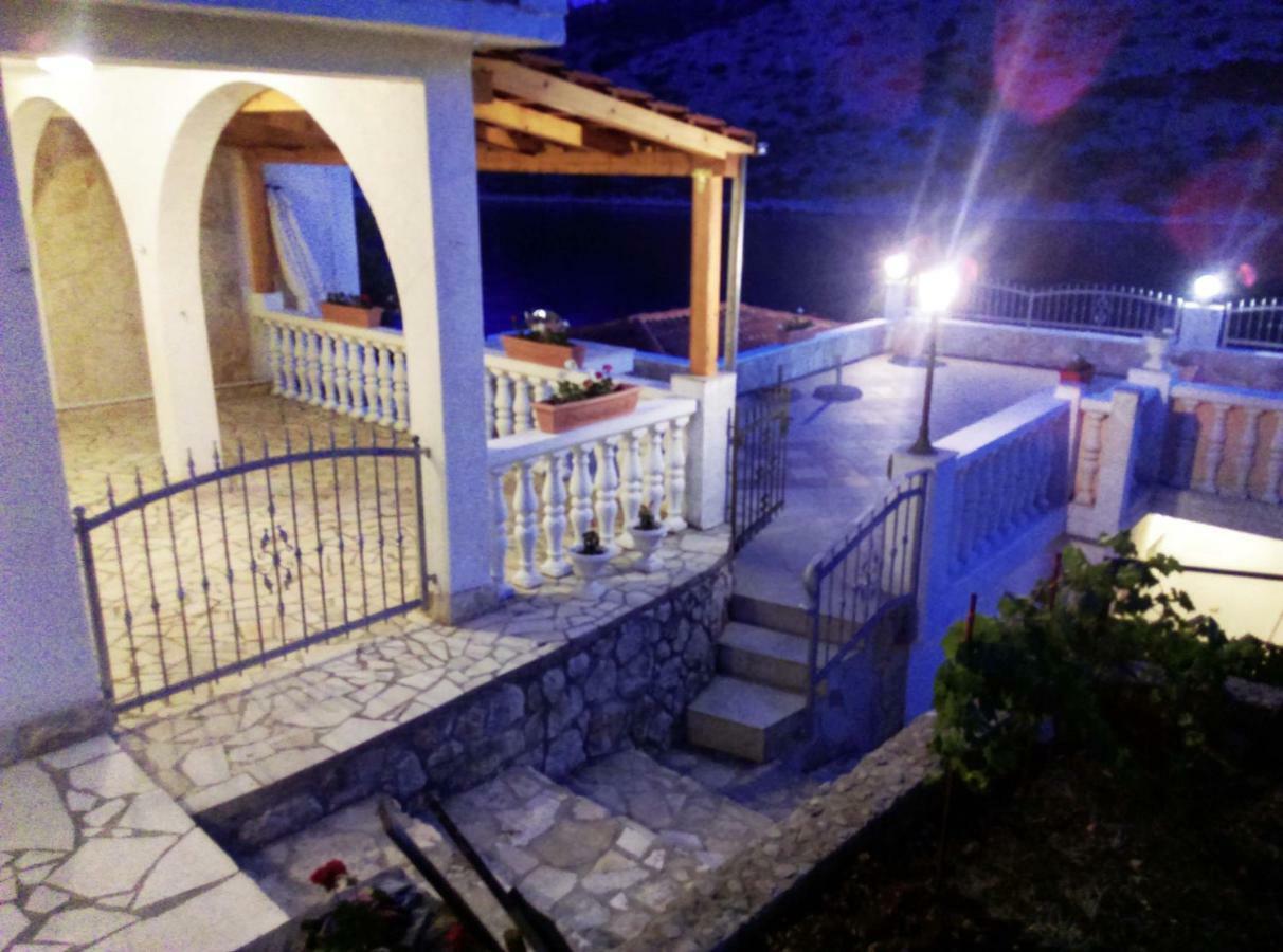 Apartments Carmen Vinišće Eksteriør bilde