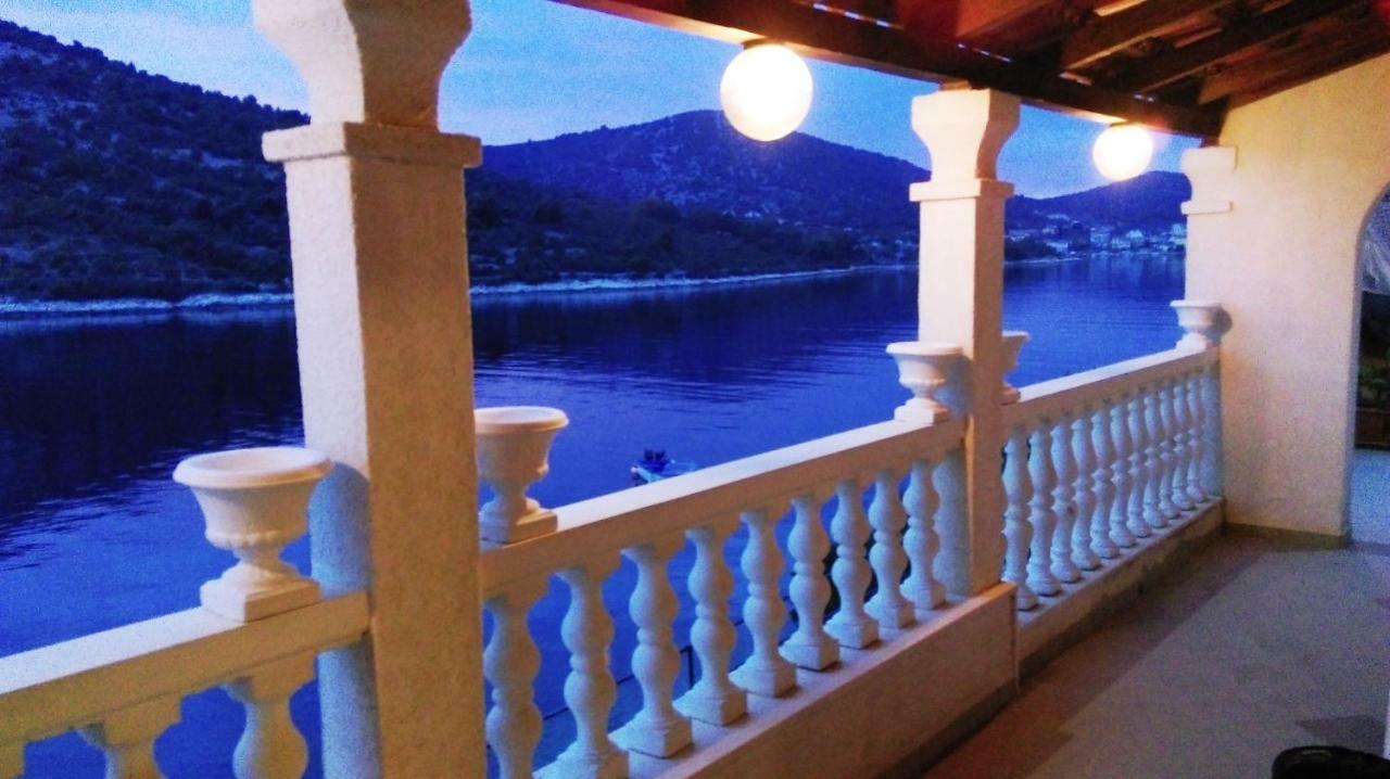 Apartments Carmen Vinišće Eksteriør bilde
