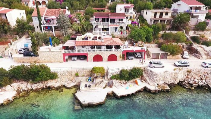 Apartments Carmen Vinišće Eksteriør bilde