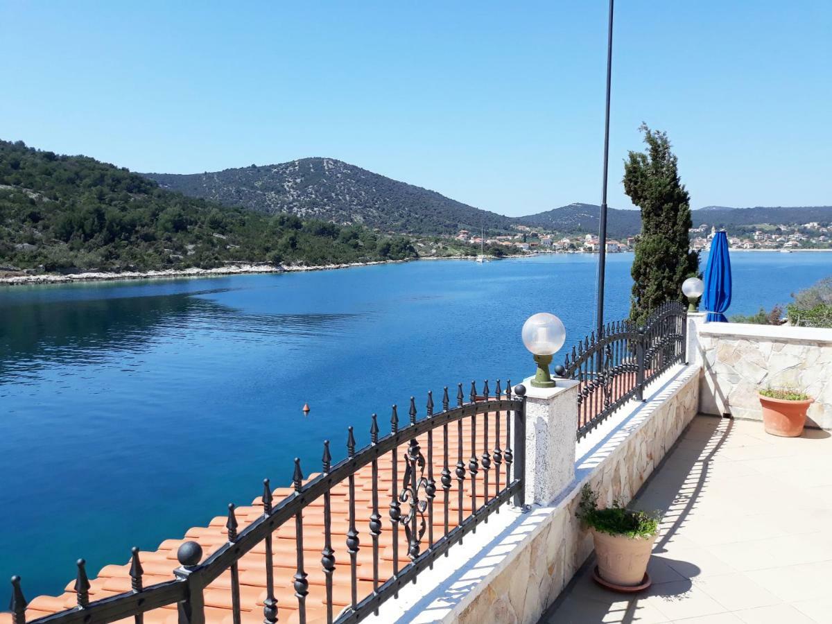 Apartments Carmen Vinišće Eksteriør bilde