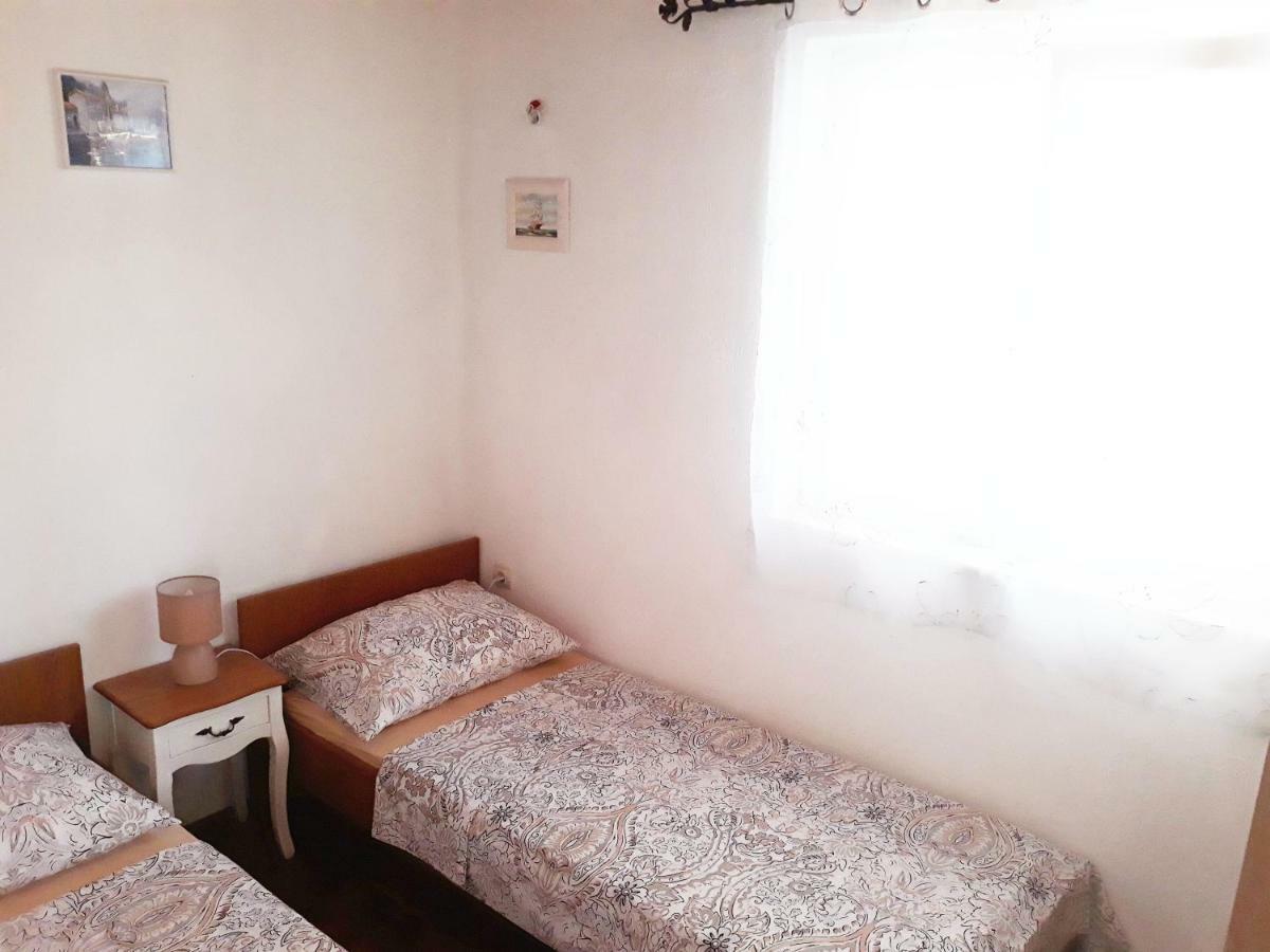 Apartments Carmen Vinišće Eksteriør bilde