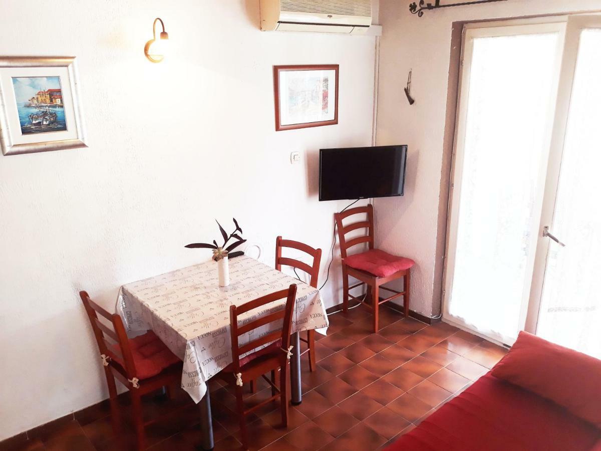 Apartments Carmen Vinišće Eksteriør bilde