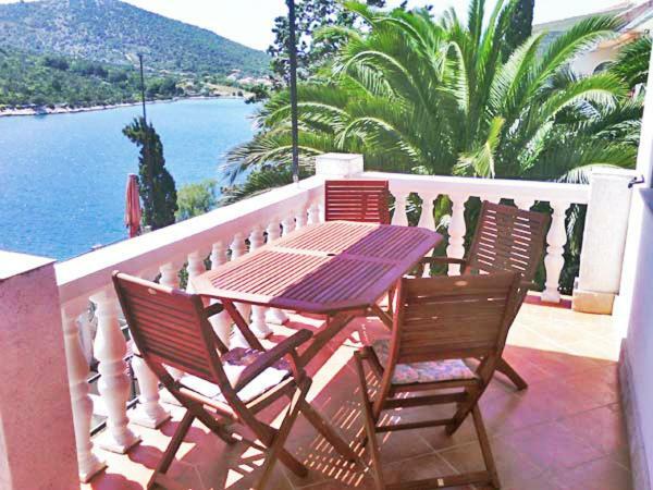 Apartments Carmen Vinišće Eksteriør bilde