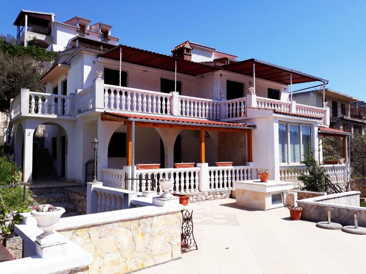 Apartments Carmen Vinišće Eksteriør bilde